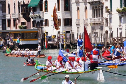 VCE: Vogalonga - Venice's Rebel Rowing Spectacle Turns 50